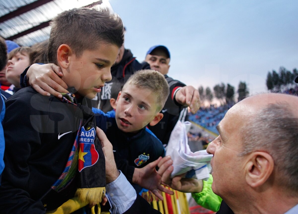 "De ce ni-l iei, nenea?!". Copii în lacrimi după ce observatorul le-a luat banner-ul cu Steaua. Cum comentează Dragomir