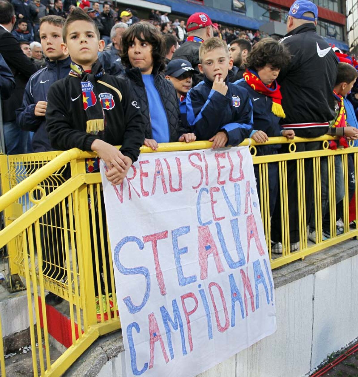 FOTO Scene incredibile la meciul Steaua - FC Vaslui » Lacrimi de copil, prostie de steward