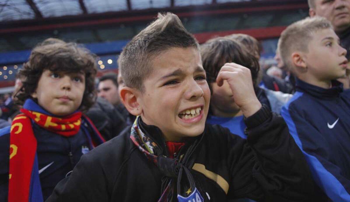 FOTO Scene incredibile la meciul Steaua - FC Vaslui » Lacrimi de copil, prostie de steward