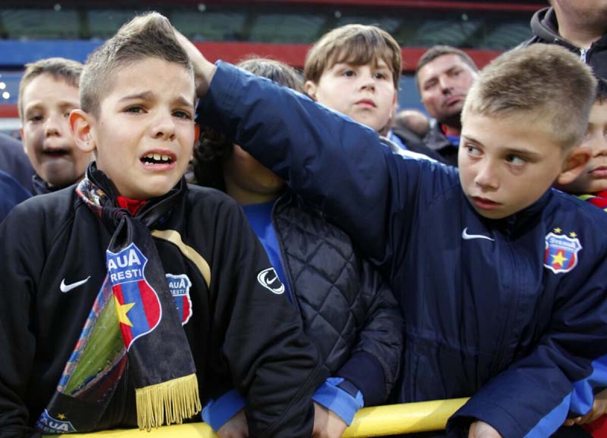 FOTO Scene incredibile la meciul Steaua - FC Vaslui » Lacrimi de copil, prostie de steward