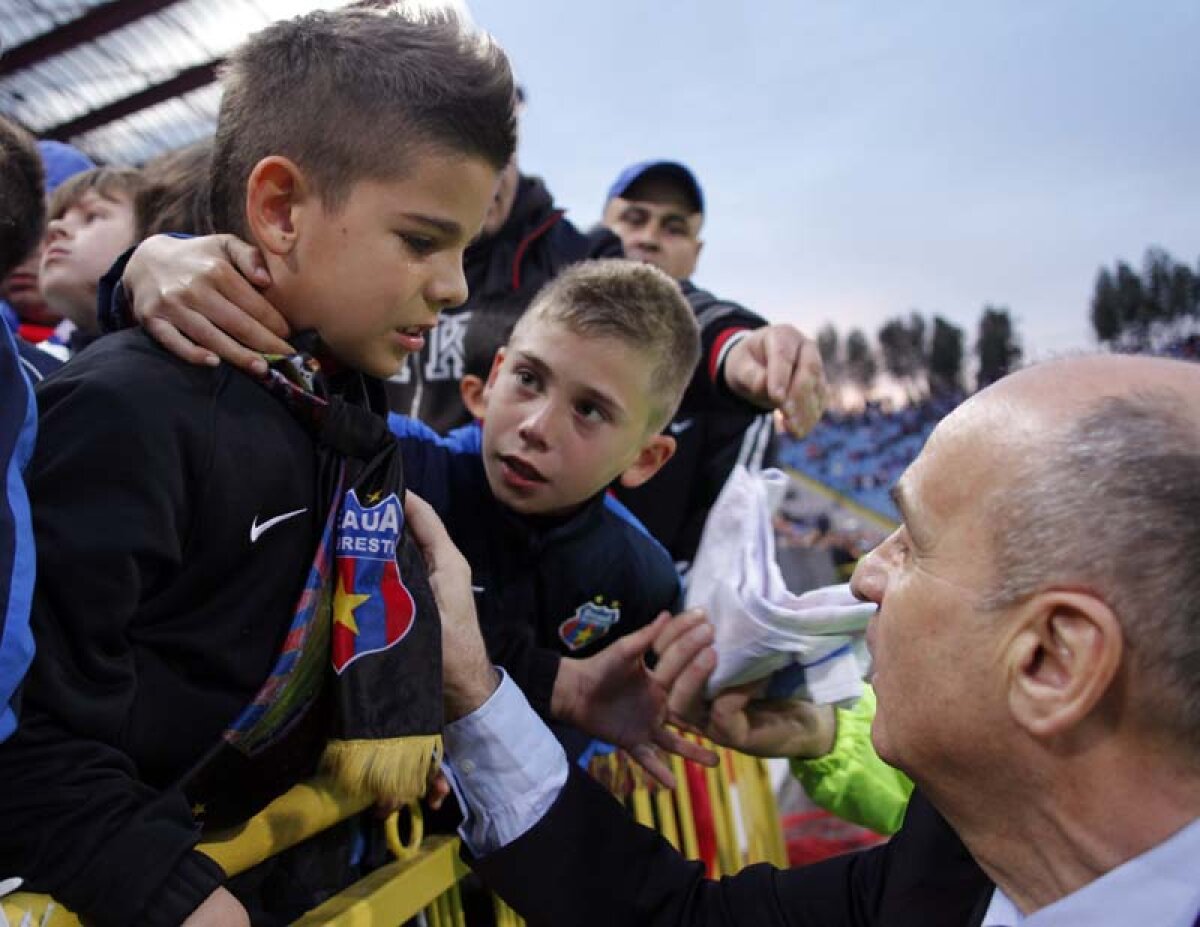 FOTO Scene incredibile la meciul Steaua - FC Vaslui » Lacrimi de copil, prostie de steward