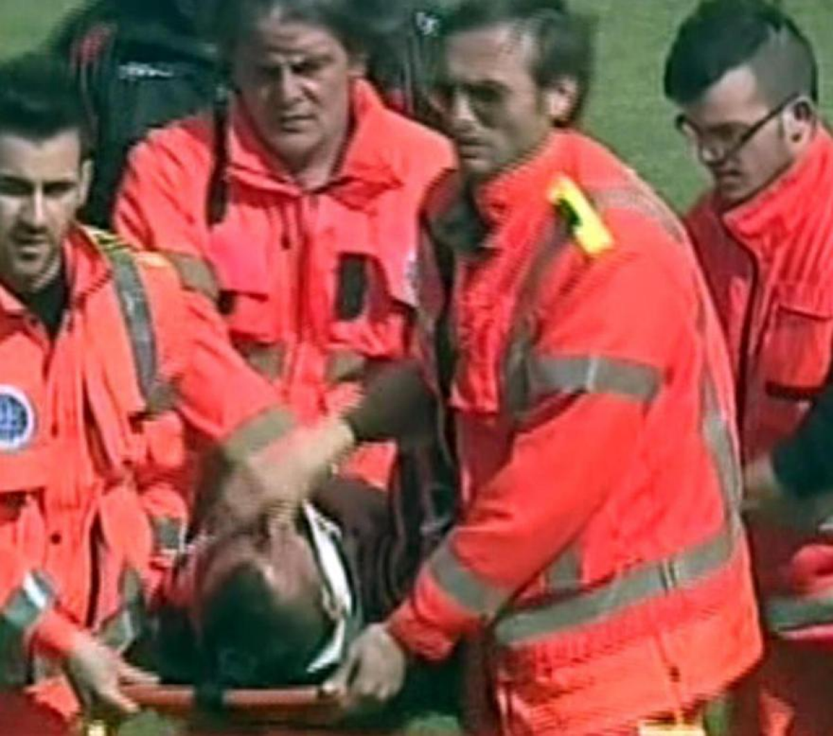 VIDEO Sîmbăta blestemată » Alt jucător a leşinat în Serie B, dar e în afara oricărui pericol