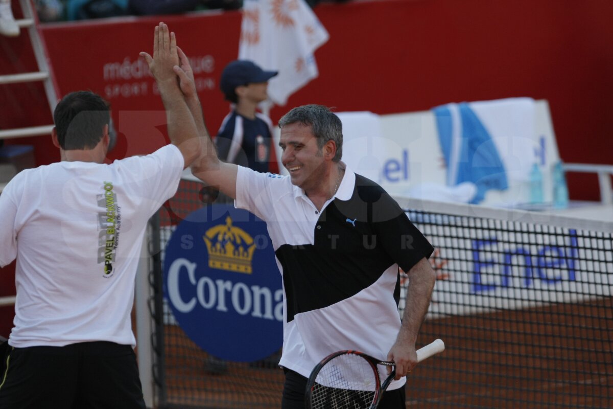 FOTO Stele pe zgură » Hagi şi Rotariu au îmblînzit mingile de tenis alături de Pavel şi Tecău