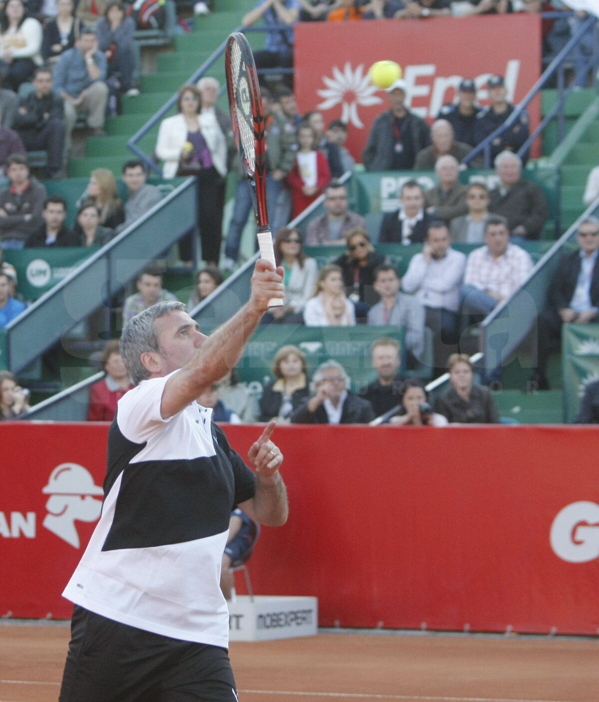 FOTO Stele pe zgură » Hagi şi Rotariu au îmblînzit mingile de tenis alături de Pavel şi Tecău