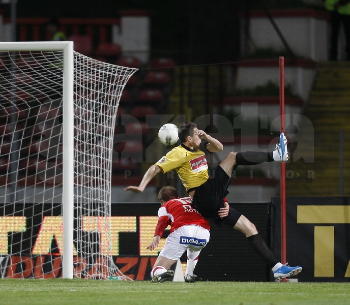 FOTO Dansînd cu "urşii" » Dinamo s-a urcat pe Ceahlăul (3-2) şi revine în fruntea Ligii 1