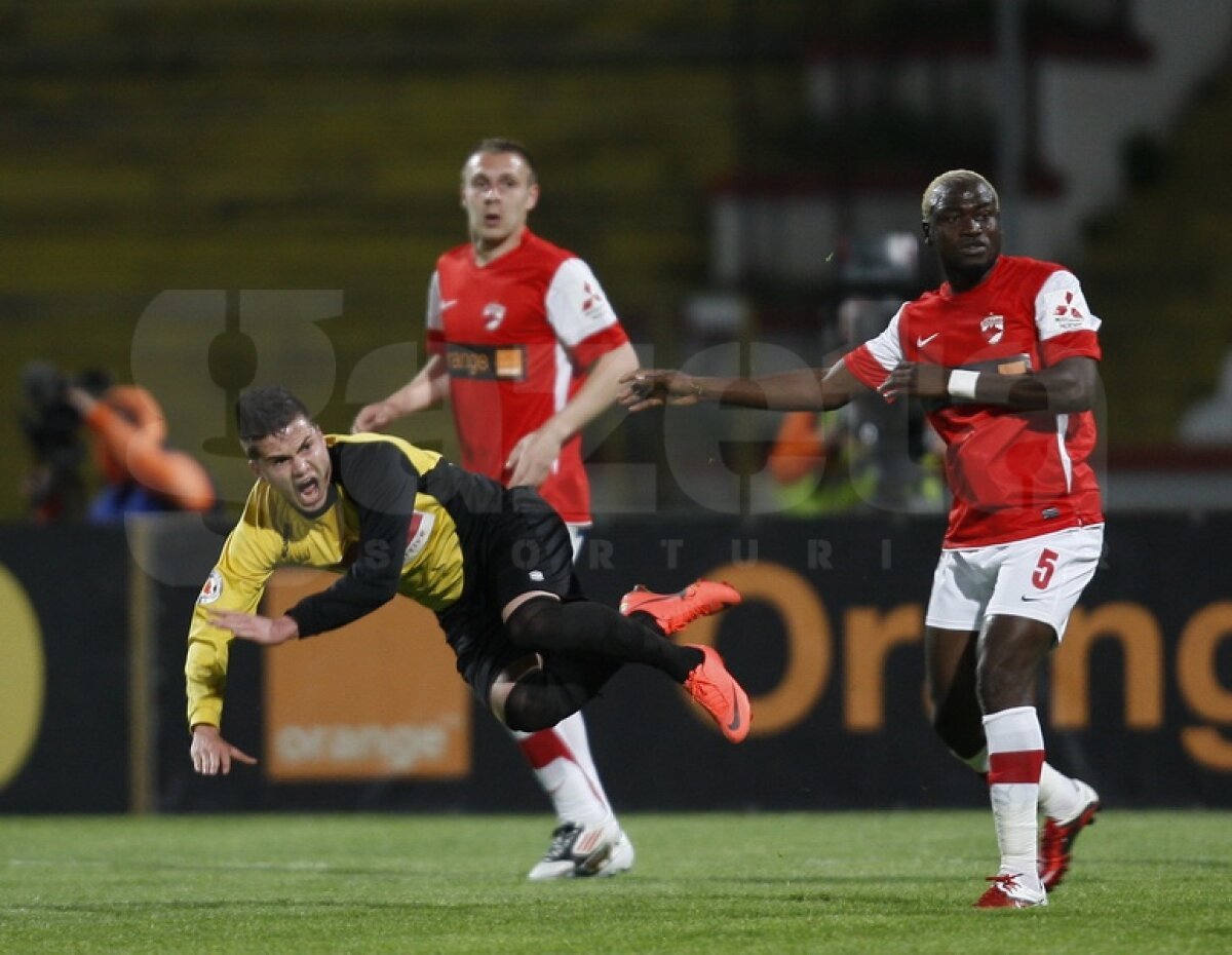 FOTO Dansînd cu "urşii" » Dinamo s-a urcat pe Ceahlăul (3-2) şi revine în fruntea Ligii 1