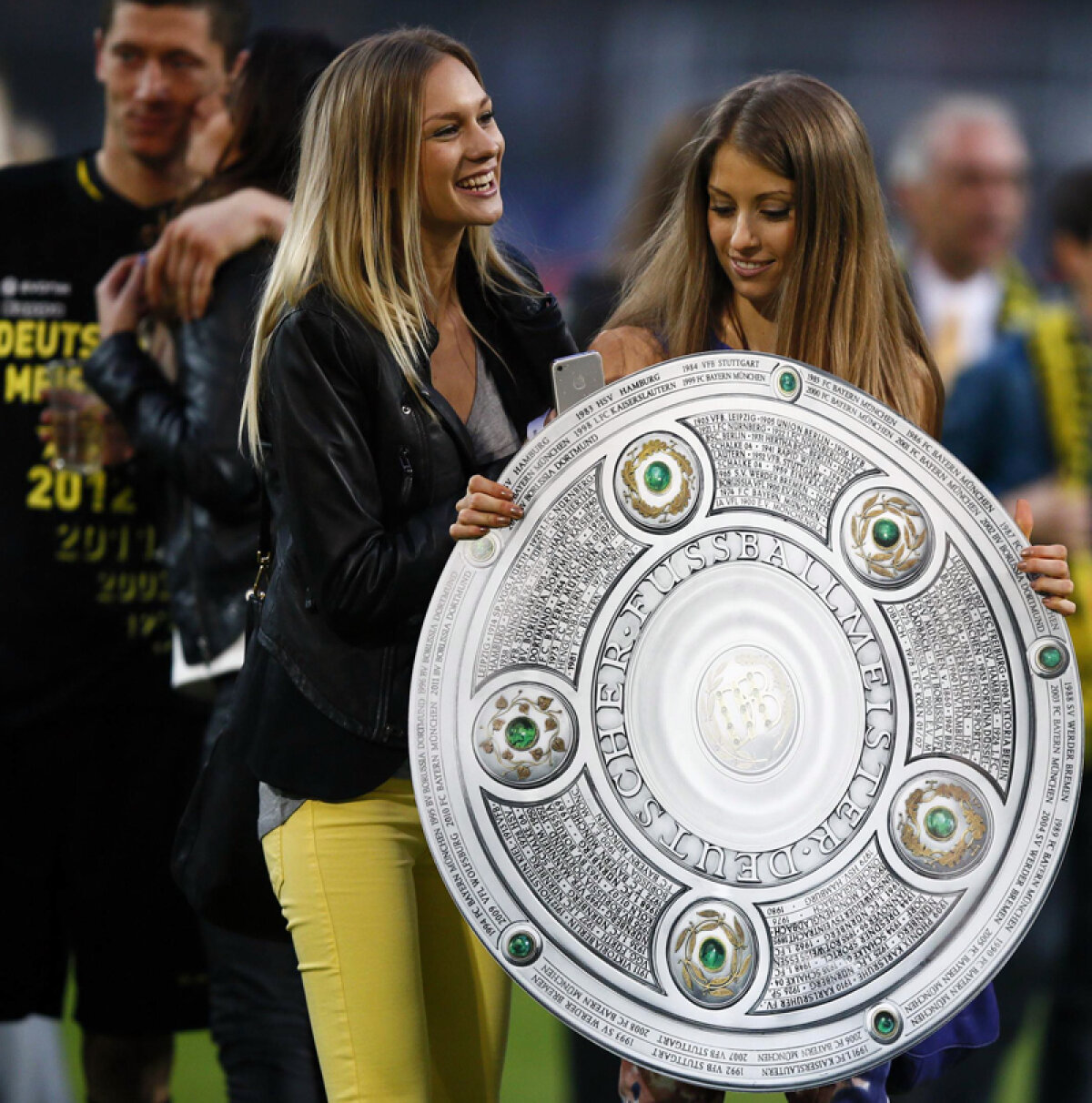 Fiesta galbenă » Dortmund a sărbătorit titlul în stil unic: bere şi fete pe gazon!