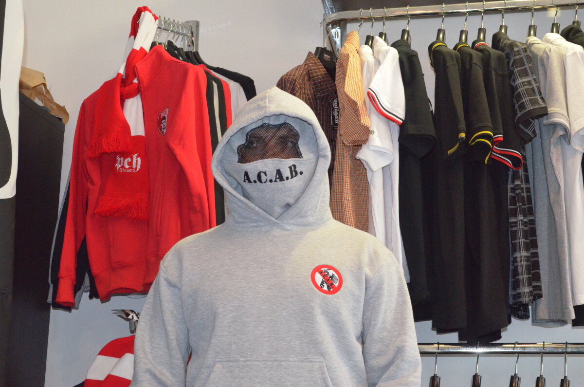 Ultraşii din galerii au rămas fără singurul magazin dedicat » Shopping interzis