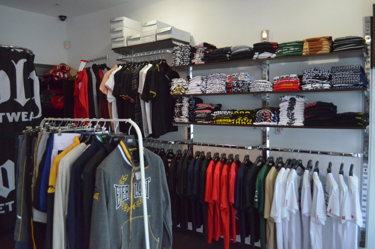 Ultraşii din galerii au rămas fără singurul magazin dedicat » Shopping interzis