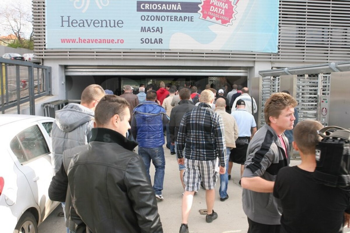 FOTO Suporterii i-au băgat în şedinţă pe Andone şi pe jucători! Ce le-au transmis