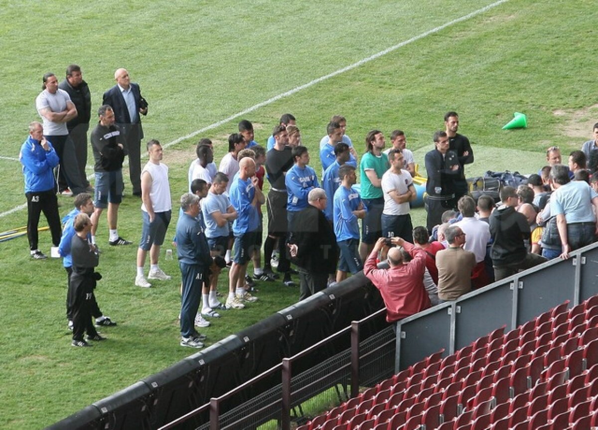 FOTO Suporterii i-au băgat în şedinţă pe Andone şi pe jucători! Ce le-au transmis