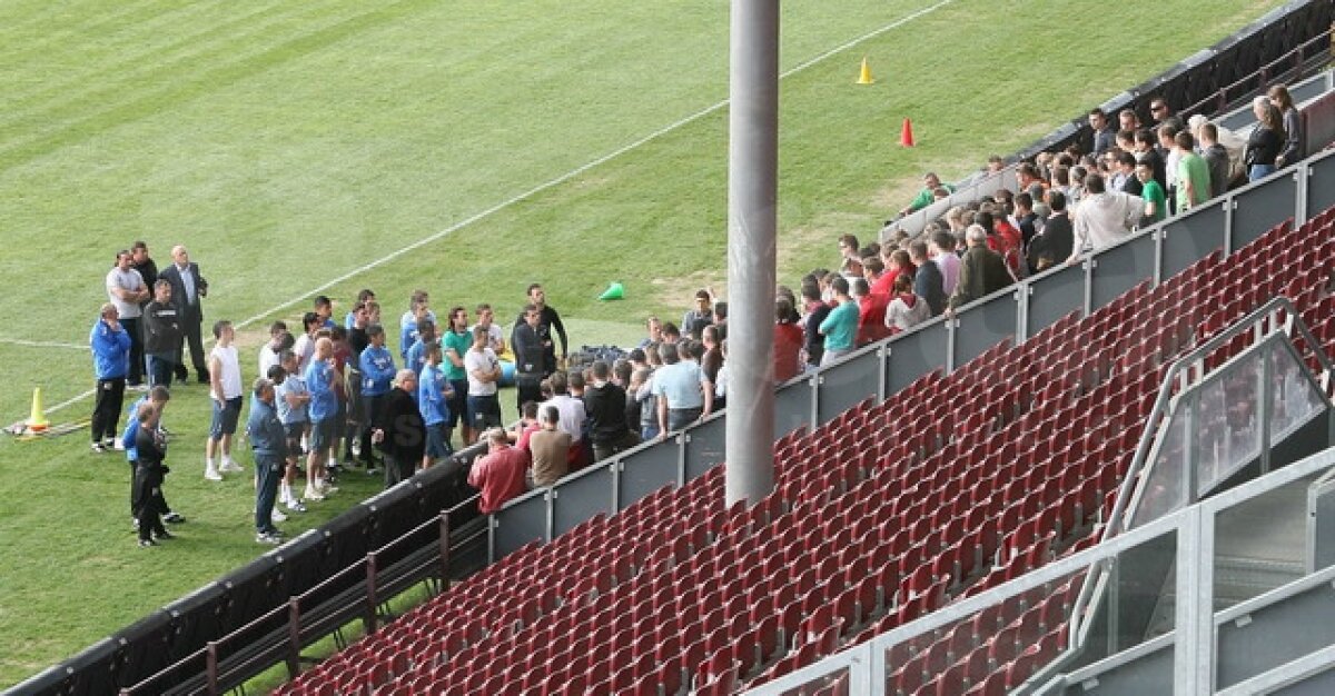 FOTO Suporterii i-au băgat în şedinţă pe Andone şi pe jucători! Ce le-au transmis