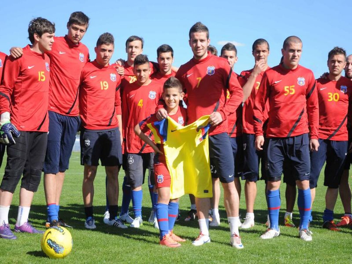 FOTO Zi plină pentru puştiul din Ghencea » Sandu i-a oferit cadouri, steliştii l-au primit în mijlocul lor la antrenament