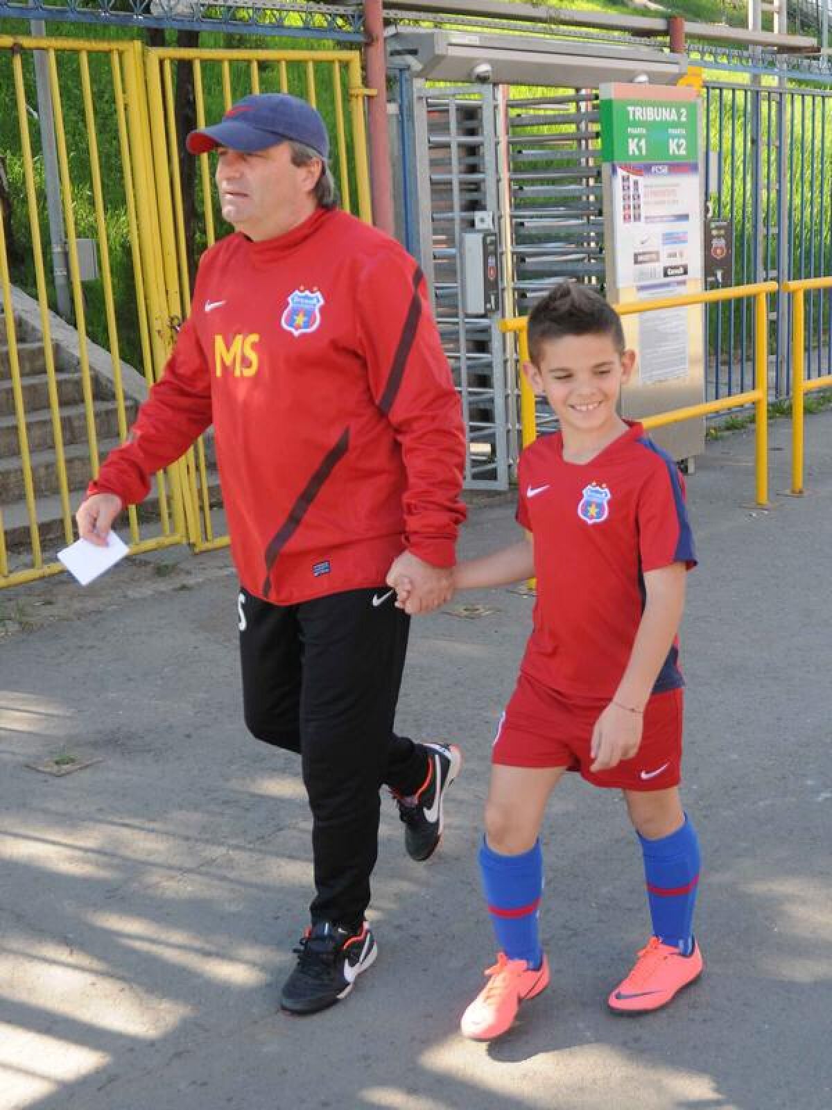 FOTO Zi plină pentru puştiul din Ghencea » Sandu i-a oferit cadouri, steliştii l-au primit în mijlocul lor la antrenament