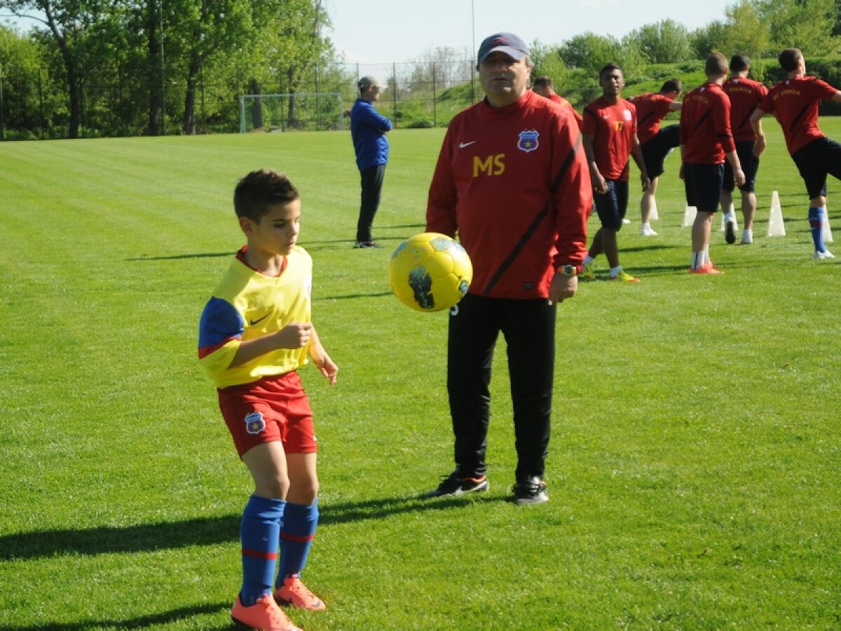 FOTO Zi plină pentru puştiul din Ghencea » Sandu i-a oferit cadouri, steliştii l-au primit în mijlocul lor la antrenament