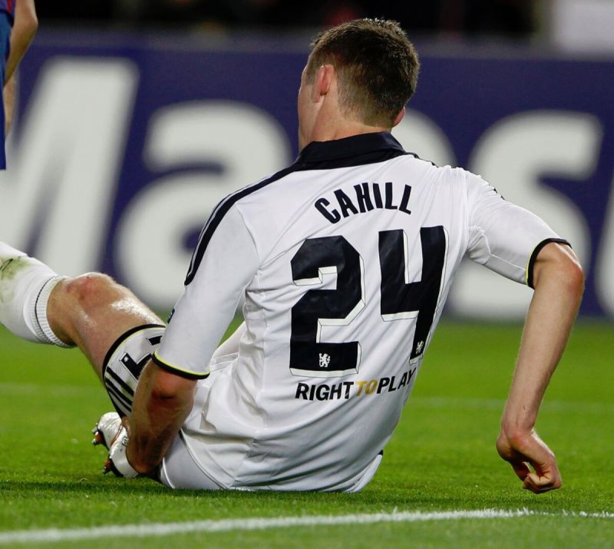 VIDEO » Blestemul fundaşilor: Cahill şi Pique au ieşit accidentaţi! Catalanul, dus la spital