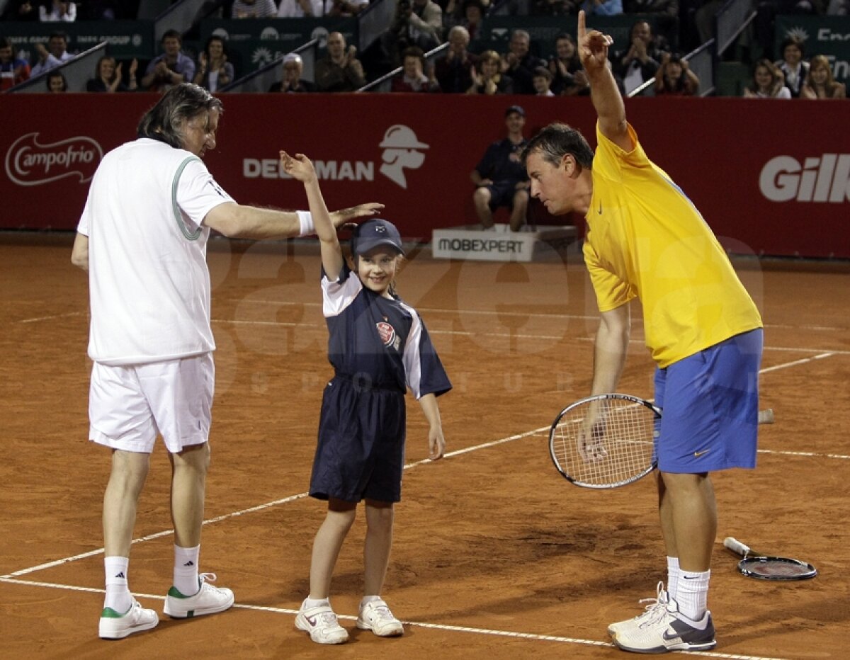 GALERIE FOTO Scîntei pe zgură » McEnroe, Năstase, Pavel şi Bahrami i-au distrat pe cei 4.000 de spectatori, la Arenele BNR