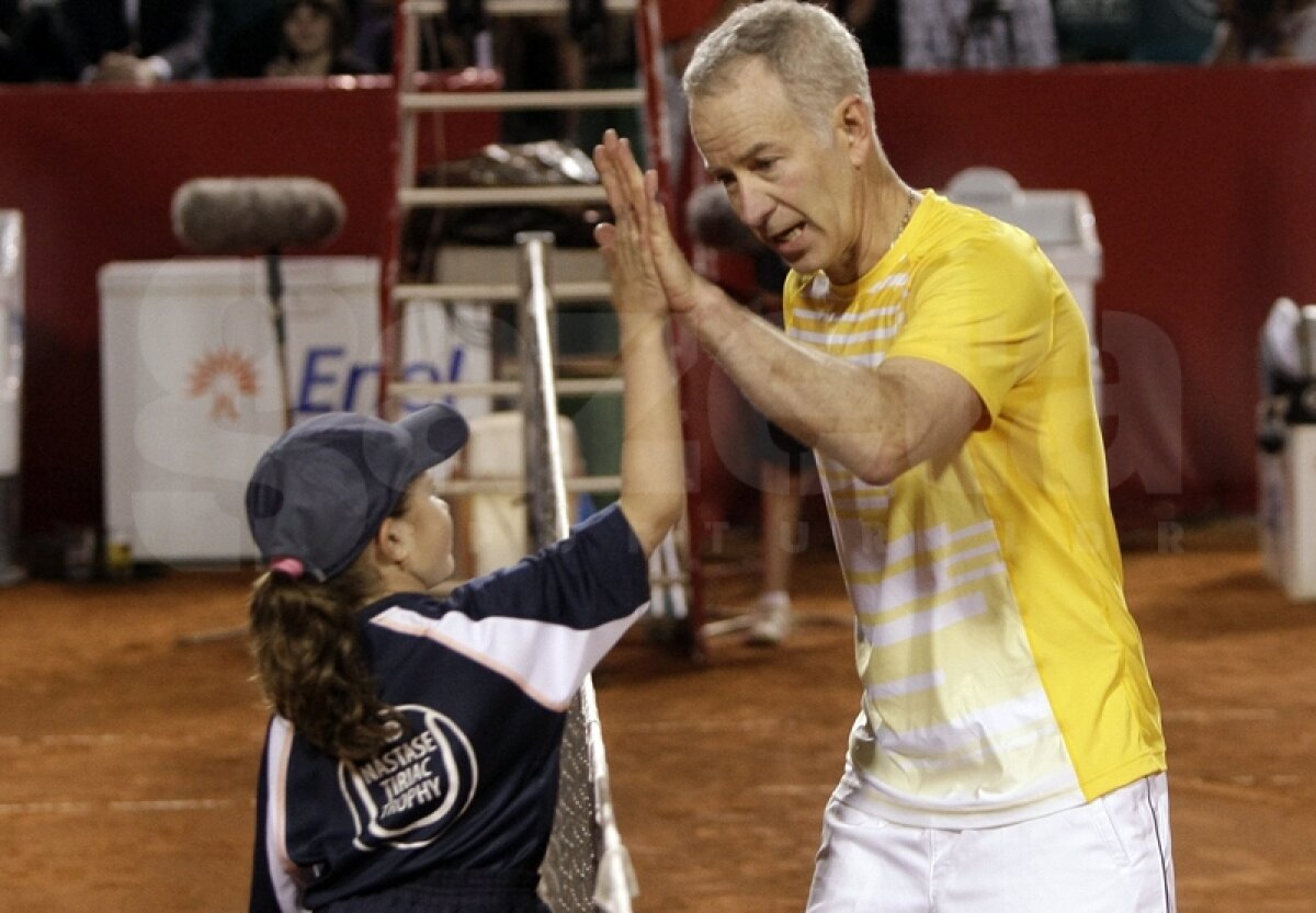 GALERIE FOTO Scîntei pe zgură » McEnroe, Năstase, Pavel şi Bahrami i-au distrat pe cei 4.000 de spectatori, la Arenele BNR