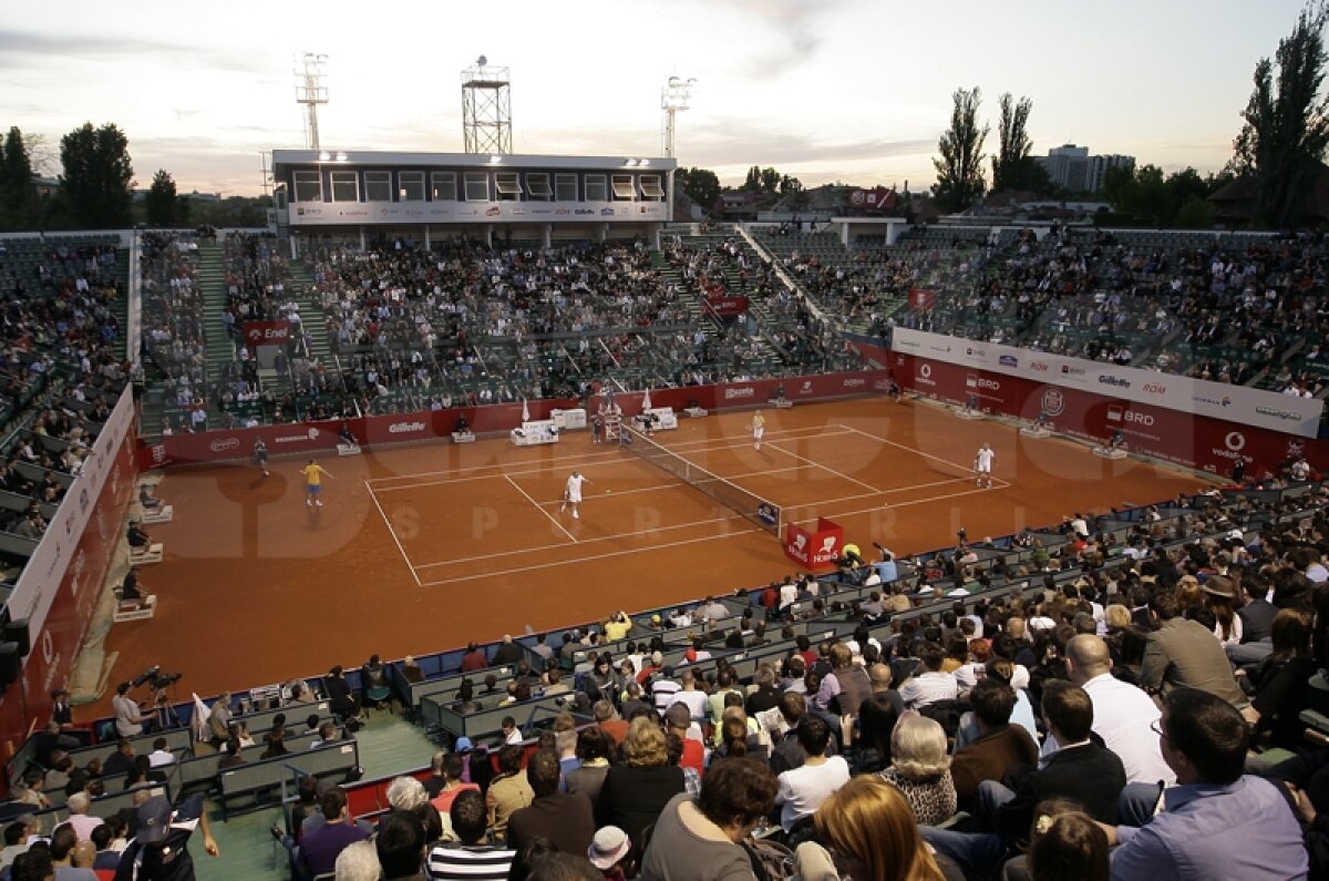 GALERIE FOTO Scîntei pe zgură » McEnroe, Năstase, Pavel şi Bahrami i-au distrat pe cei 4.000 de spectatori, la Arenele BNR