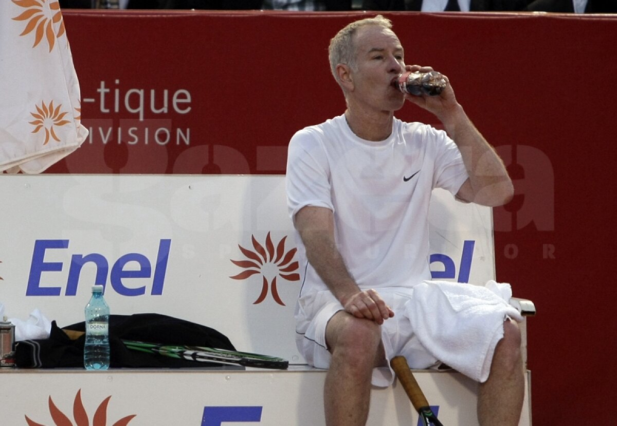 GALERIE FOTO Scîntei pe zgură » McEnroe, Năstase, Pavel şi Bahrami i-au distrat pe cei 4.000 de spectatori, la Arenele BNR