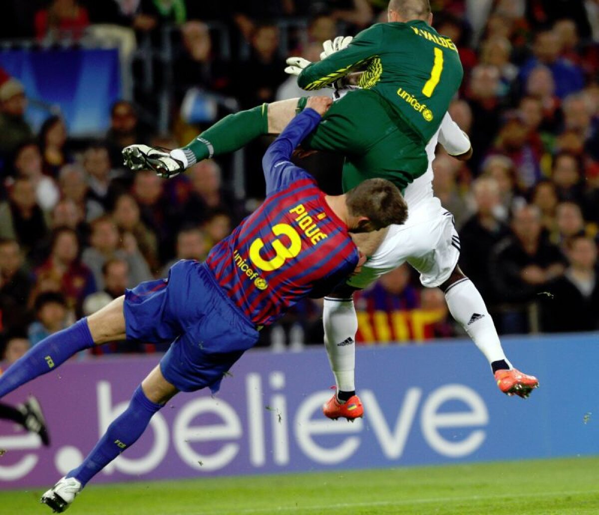 VIDEO » Blestemul fundaşilor: Cahill şi Pique au ieşit accidentaţi! Catalanul, dus la spital