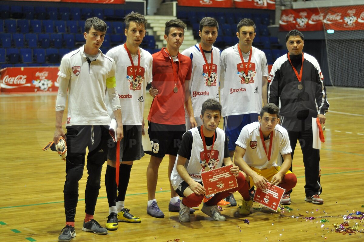 Ştim finalistele din Bucureşti la Cupa Coca-Cola » 2 x Eliade, Sadoveanu + Franklin