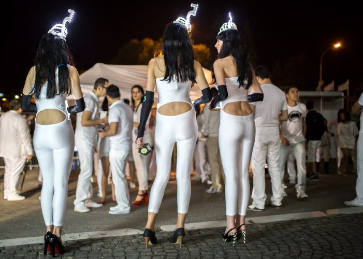 GALERIE FOTO  Distracţie nebună şi femei frumoase la "White Sensation"