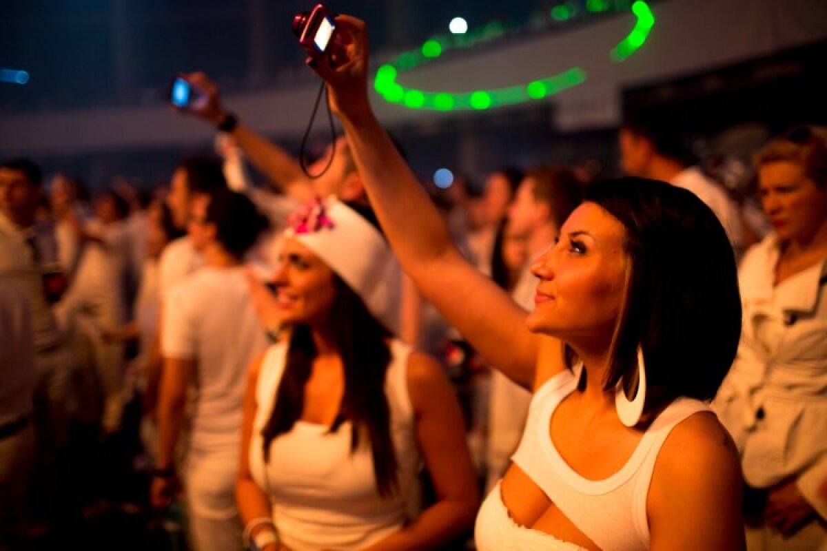 GALERIE FOTO  Distracţie nebună şi femei frumoase la "White Sensation"