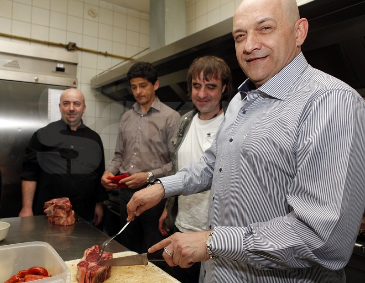 FOTO Belo şi Balint fac o avancronică culinară a prezenţei lui Bilbao în finală: ”Mănîncă vită şi beau vin”