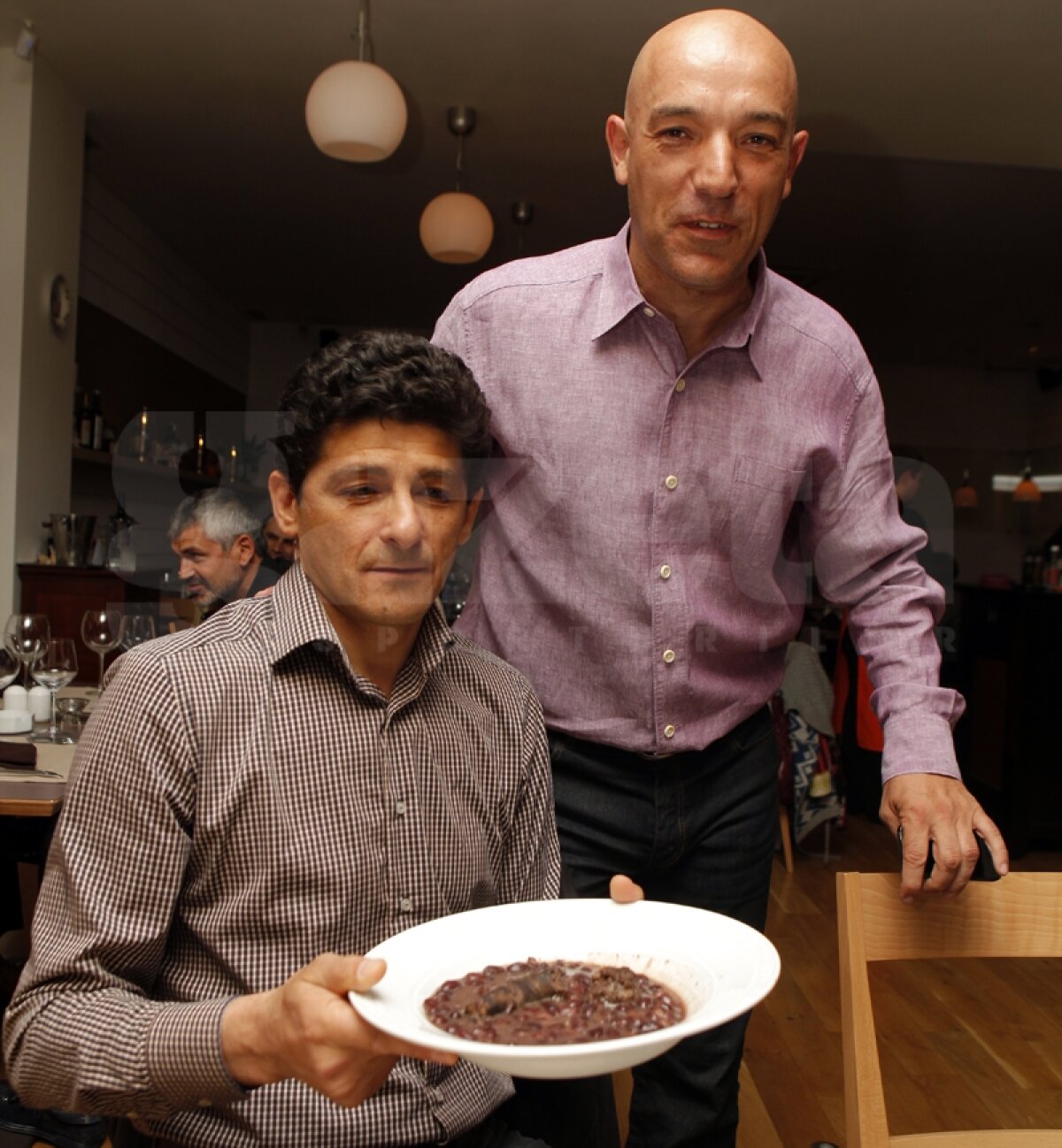 FOTO Belo şi Balint fac o avancronică culinară a prezenţei lui Bilbao în finală: ”Mănîncă vită şi beau vin”