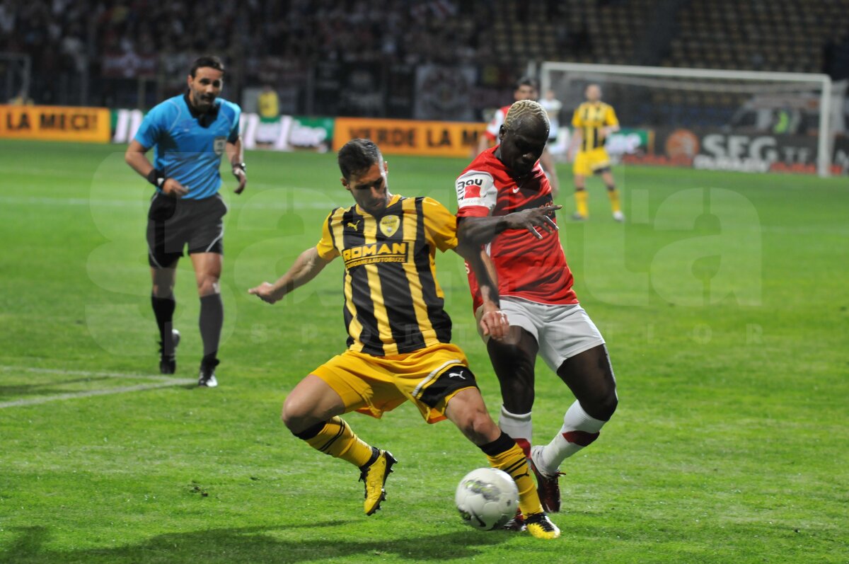 VIDEO Stop joc! » Dinamo pierde la Braşov cu 0-2 şi cade de pe primul loc