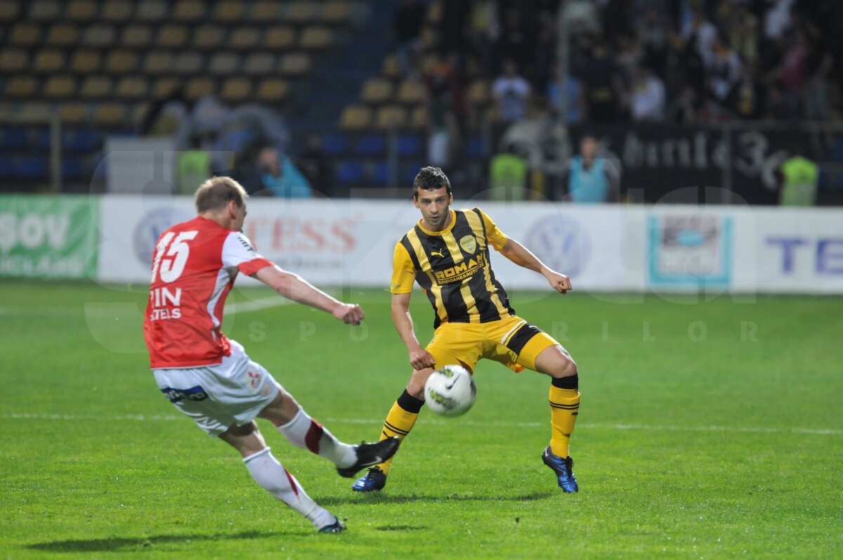 VIDEO Stop joc! » Dinamo pierde la Braşov cu 0-2 şi cade de pe primul loc