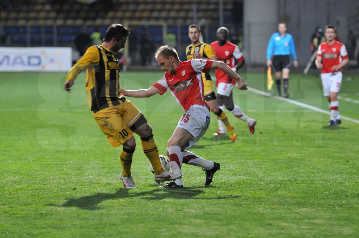 VIDEO Stop joc! » Dinamo pierde la Braşov cu 0-2 şi cade de pe primul loc