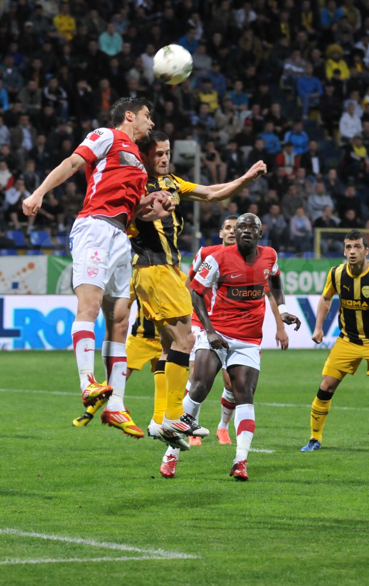 VIDEO Stop joc! » Dinamo pierde la Braşov cu 0-2 şi cade de pe primul loc