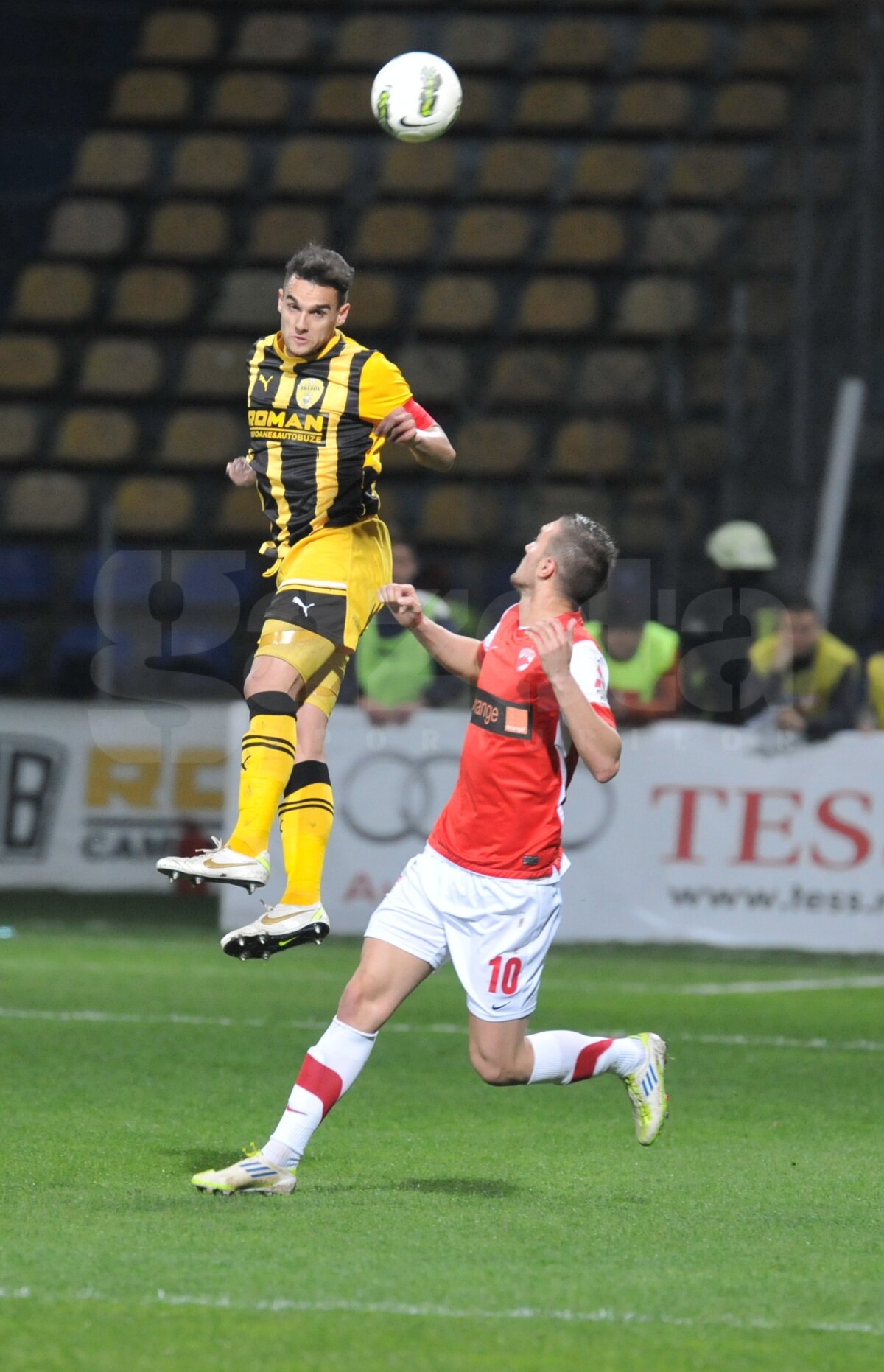 VIDEO Stop joc! » Dinamo pierde la Braşov cu 0-2 şi cade de pe primul loc