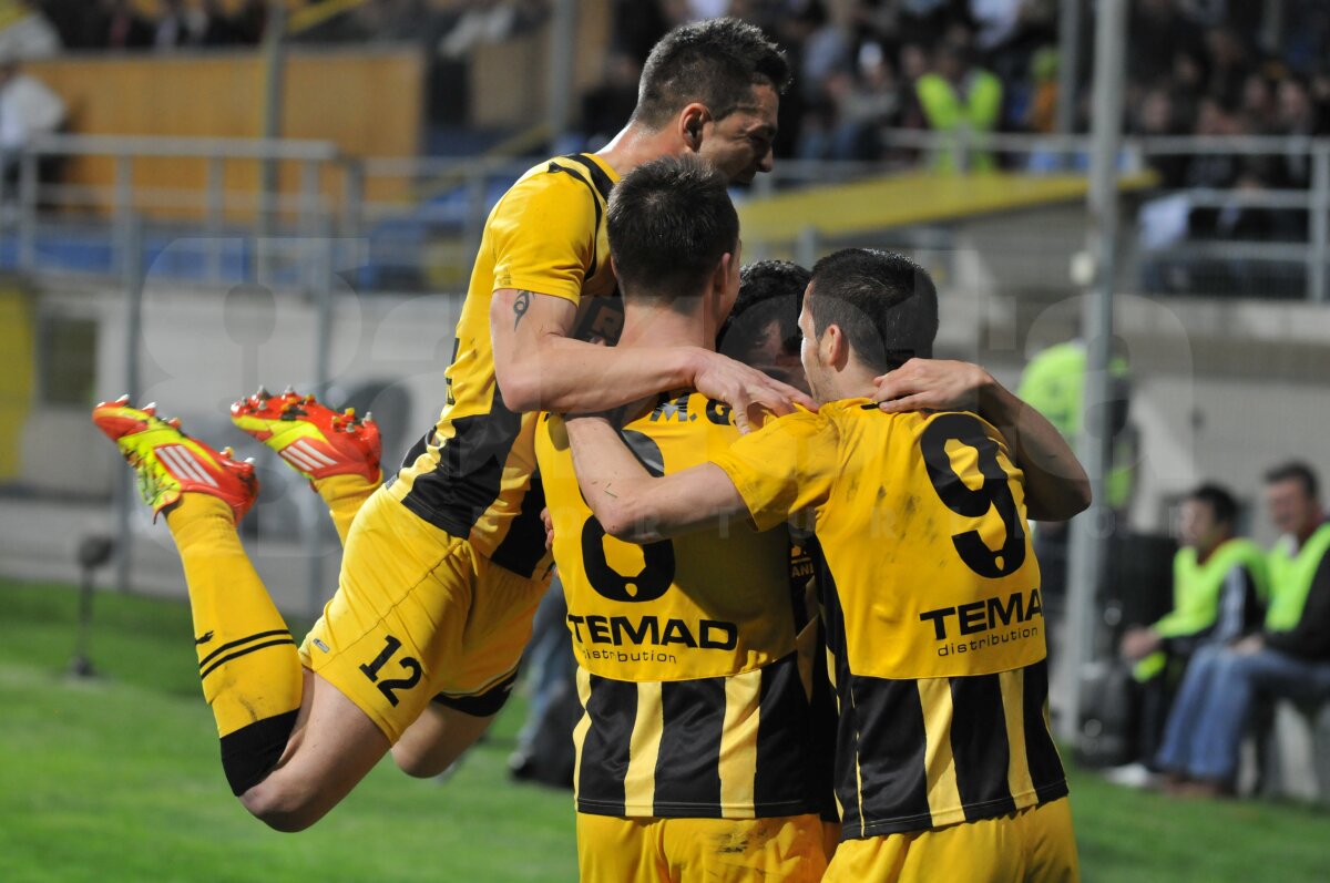 VIDEO Stop joc! » Dinamo pierde la Braşov cu 0-2 şi cade de pe primul loc