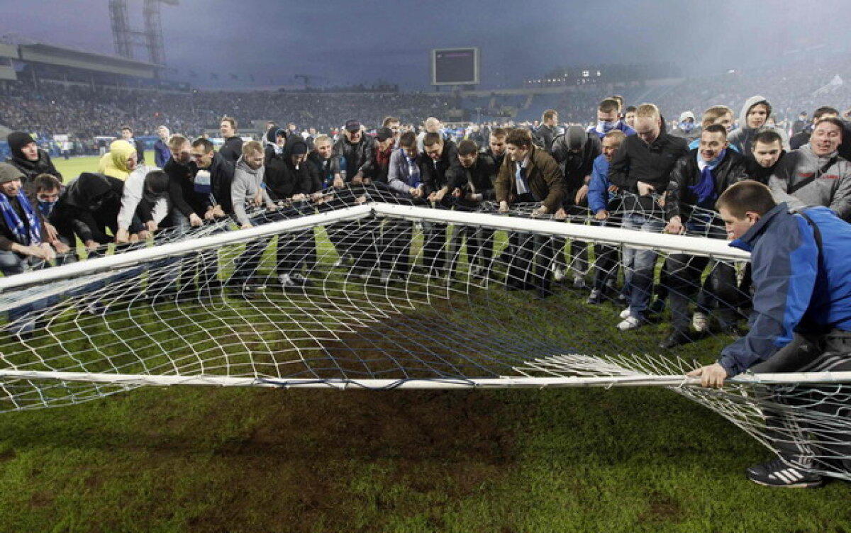 VIDEO Zenit campioană în Rusia » Fanii s-au bătut cu jandarmii pentru tricourile favoriţilor
