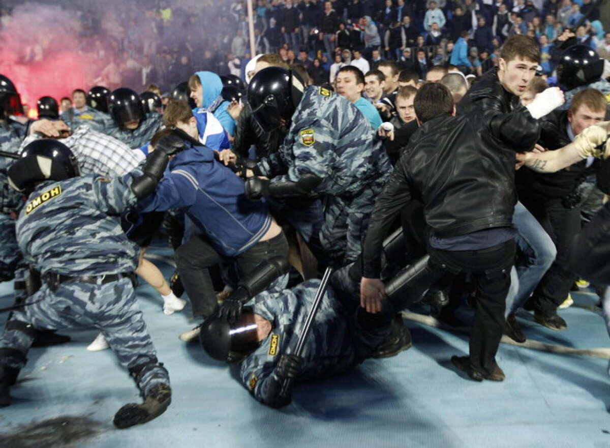 VIDEO Zenit campioană în Rusia » Fanii s-au bătut cu jandarmii pentru tricourile favoriţilor