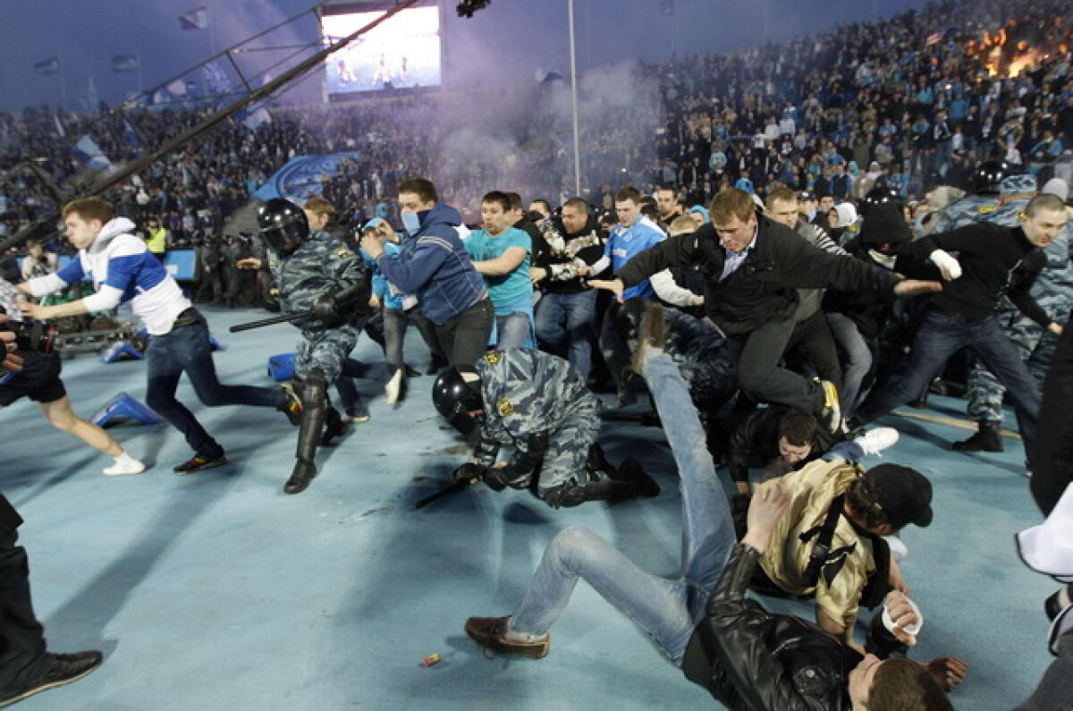 VIDEO Zenit campioană în Rusia » Fanii s-au bătut cu jandarmii pentru tricourile favoriţilor