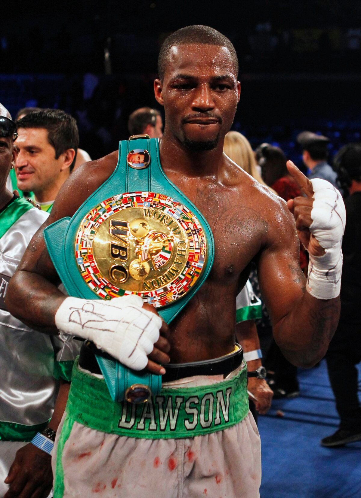 FOTO » Mult sînge şi puţin box » Chad Dawson l-a detronat pe Bernard Hopkins şi a devenit campion mondial