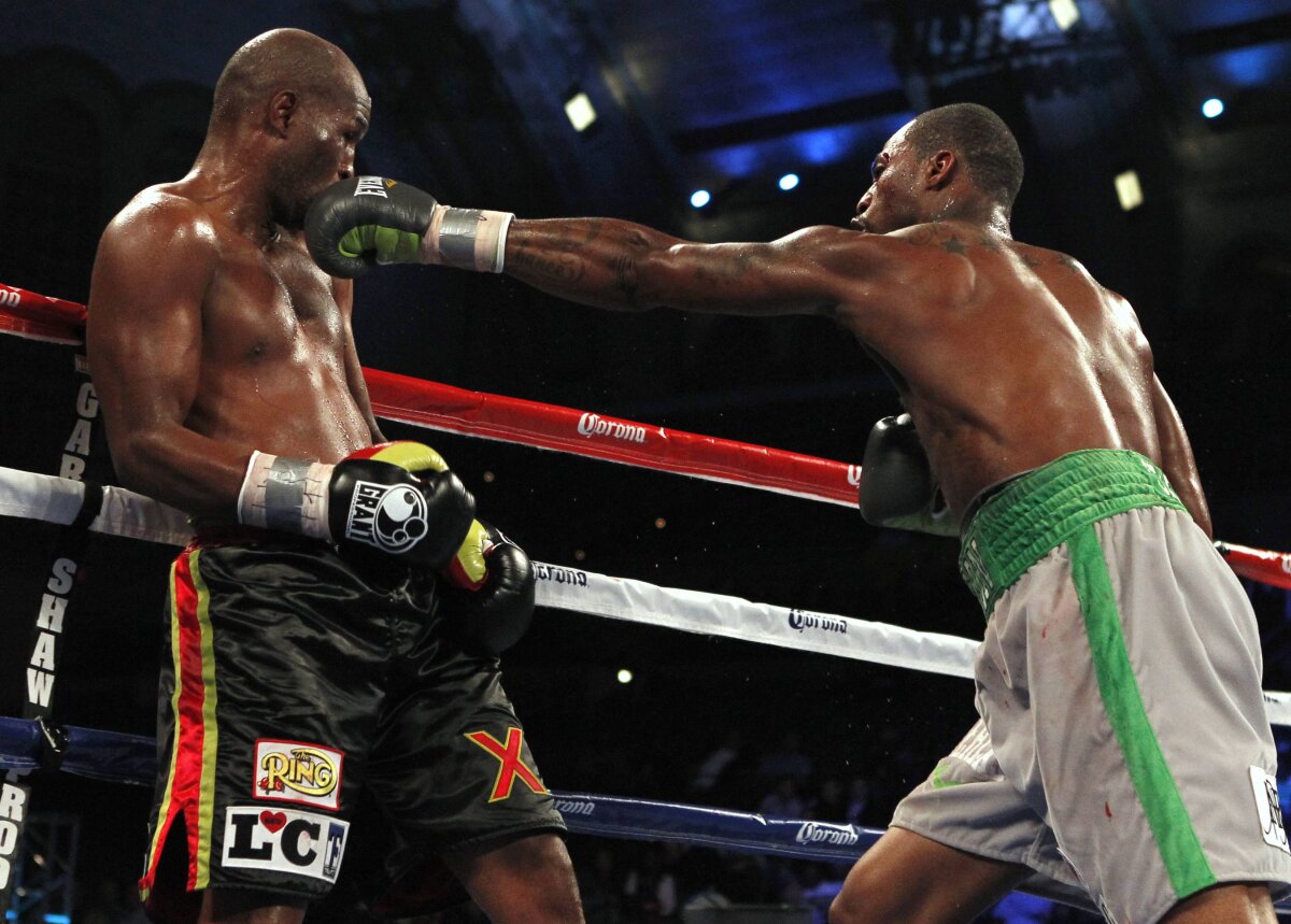 FOTO » Mult sînge şi puţin box » Chad Dawson l-a detronat pe Bernard Hopkins şi a devenit campion mondial