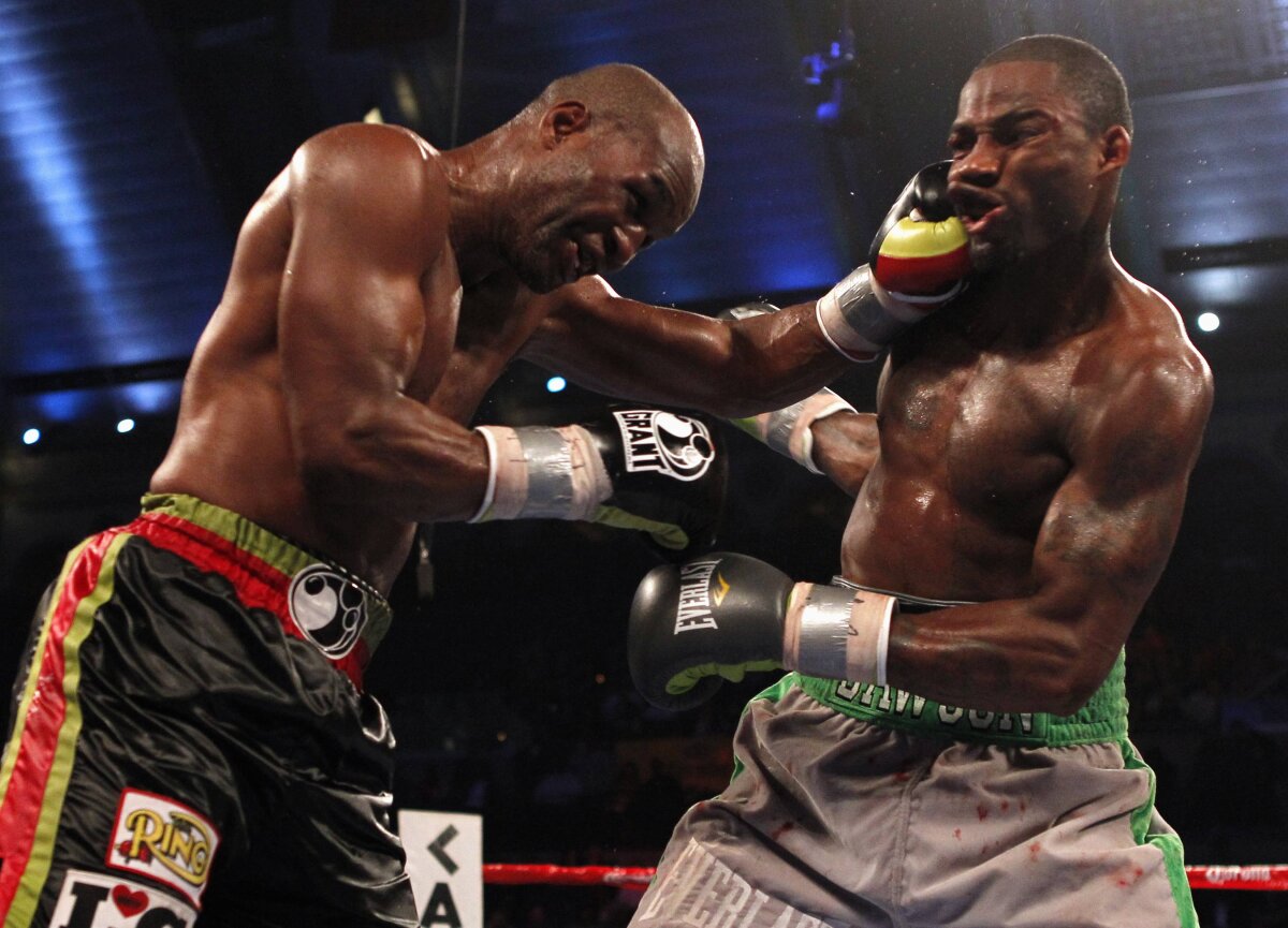 FOTO » Mult sînge şi puţin box » Chad Dawson l-a detronat pe Bernard Hopkins şi a devenit campion mondial