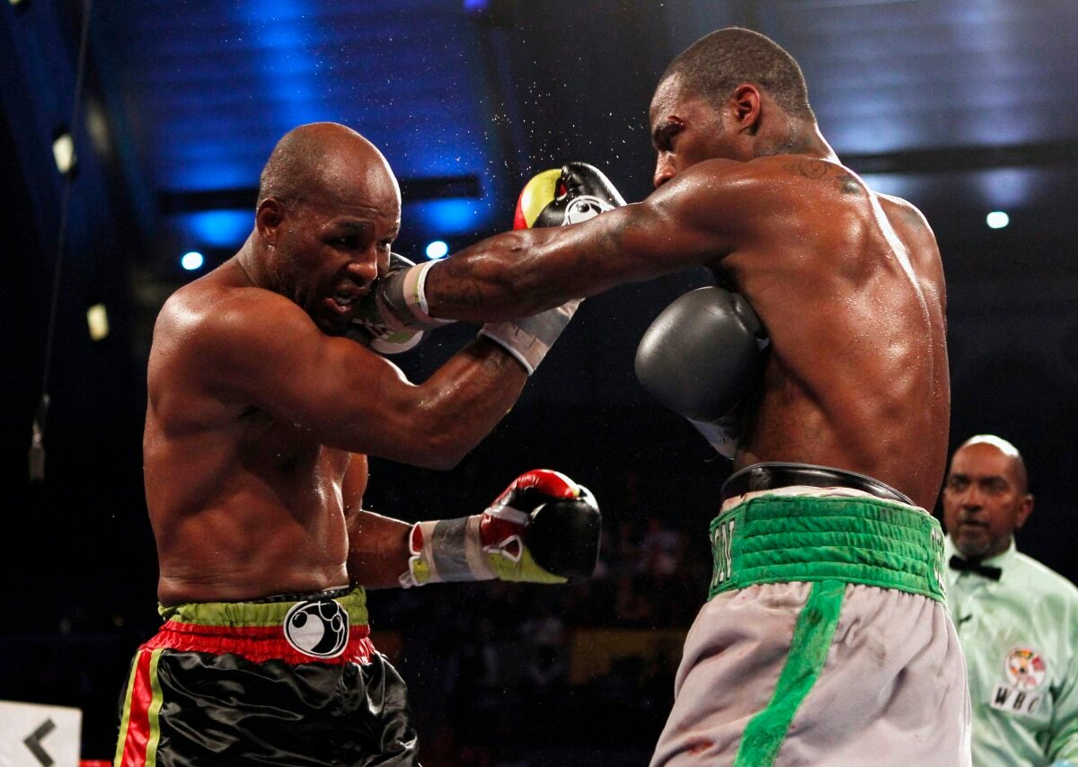 FOTO » Mult sînge şi puţin box » Chad Dawson l-a detronat pe Bernard Hopkins şi a devenit campion mondial