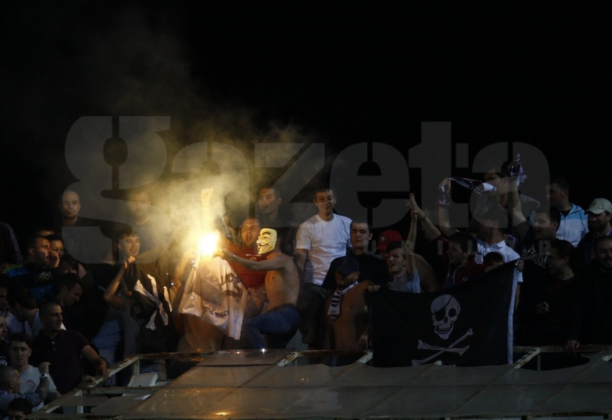 FOTO Giuleştiul în flăcări » Fanii rapidişti au creat o atmosferă de senzaţie