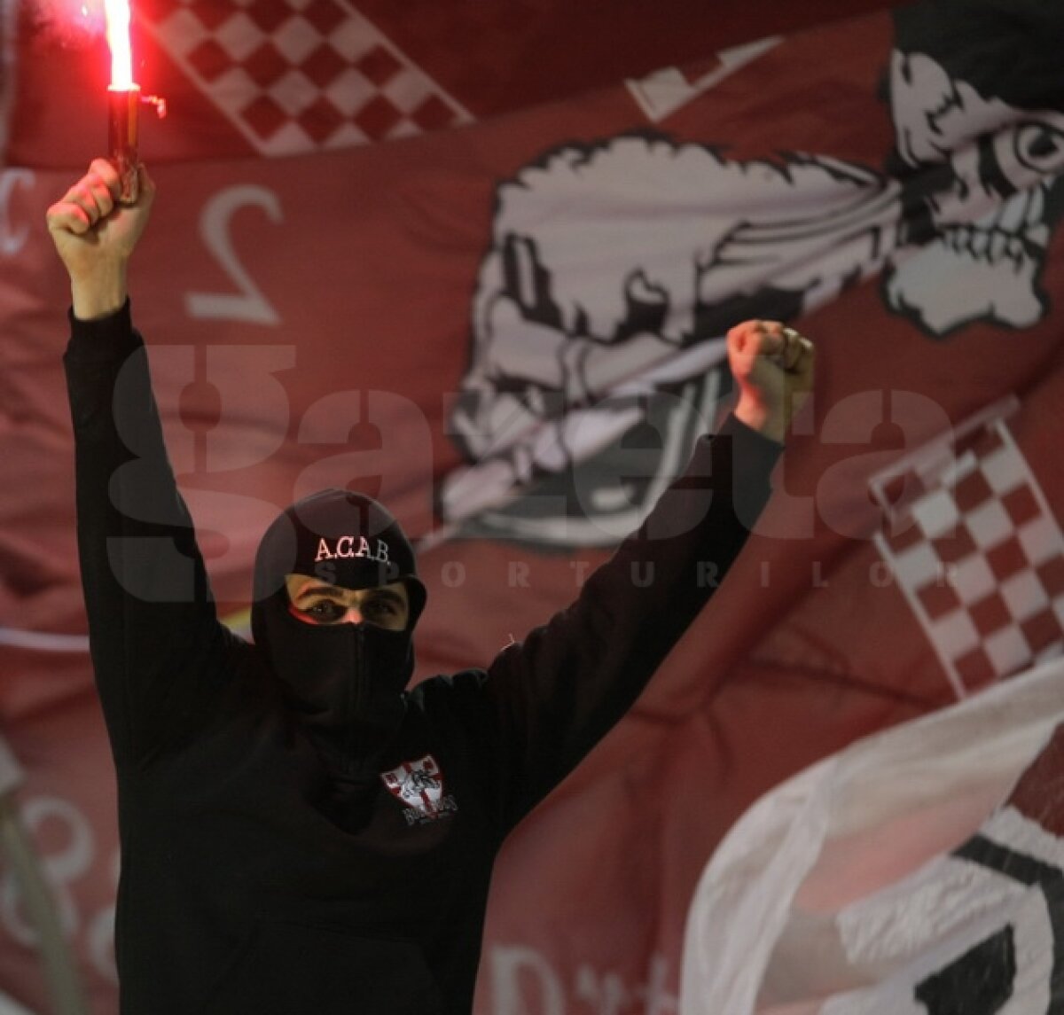 FOTO Giuleştiul în flăcări » Fanii rapidişti au creat o atmosferă de senzaţie