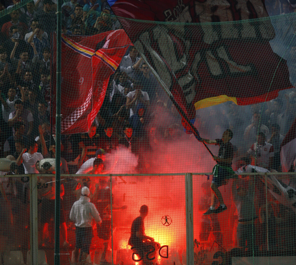 FOTO S-a cutremurat Giuleştiul » Suporterii rapidişti au creat o atmosferă incendiară la meciul cu Steaua