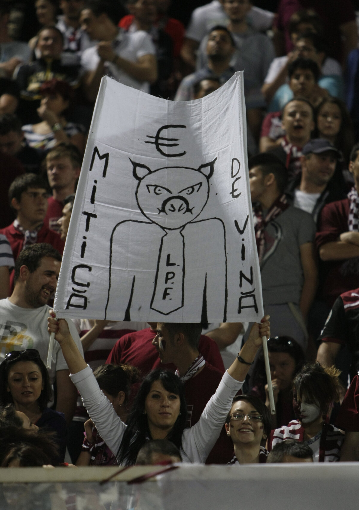 Răzbunarea rapidistelor! Fanele giuleştenilor au afişat cel mai tare banner împotriva lui Dragomir