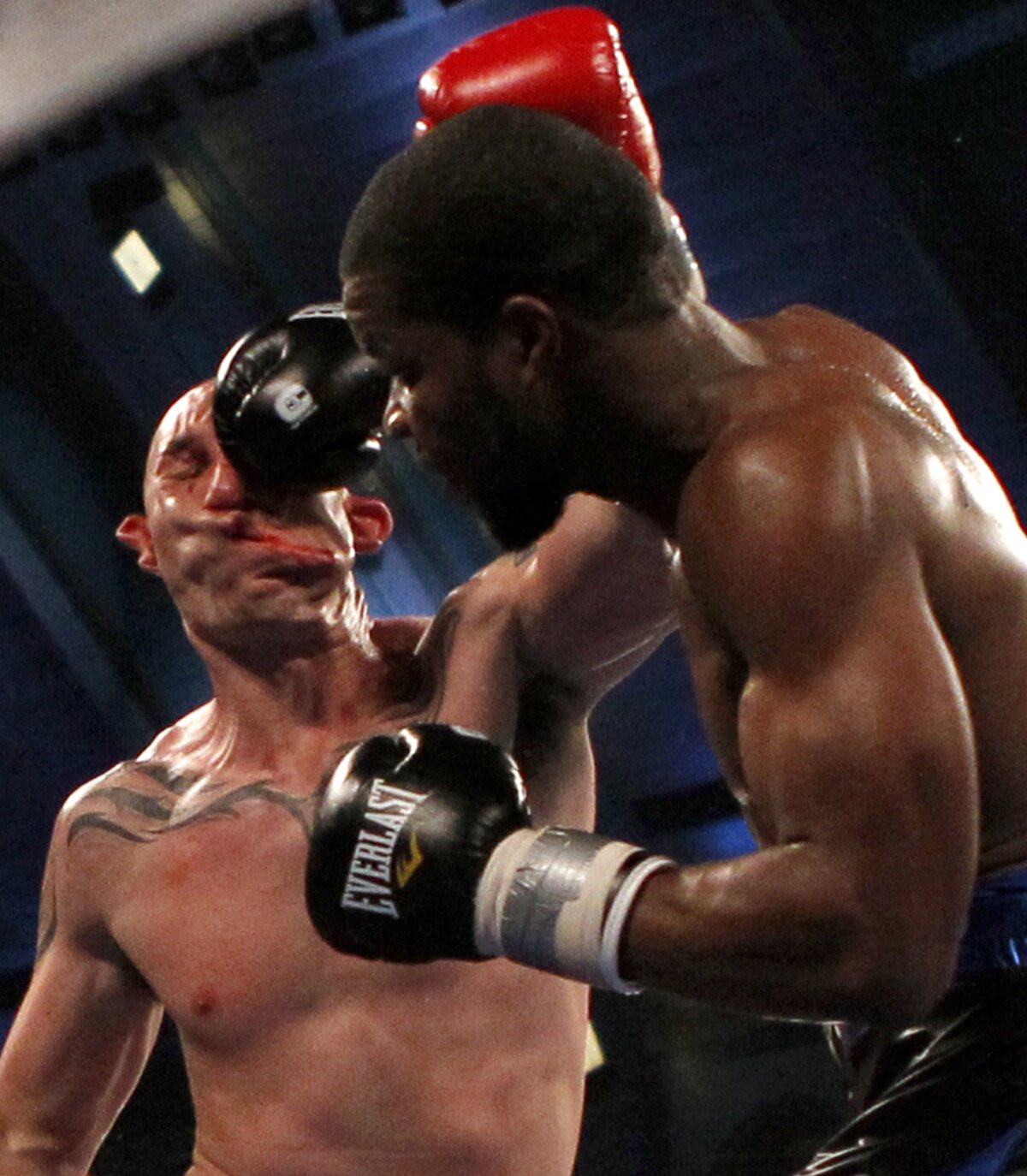 FOTO » Cel mai teribil moment din box, surprins într-un cadru incredibil!
