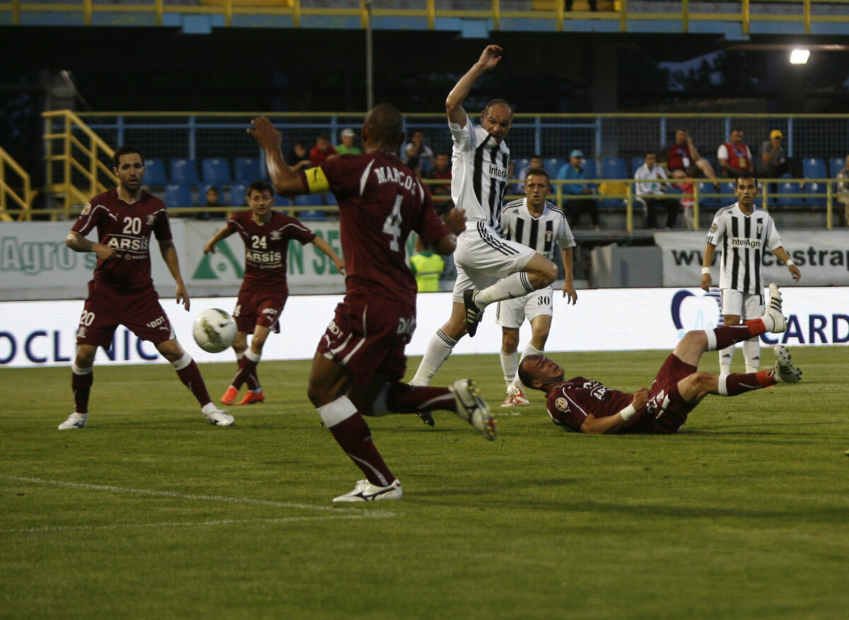 VIDEO » Rapid învinge cu 1-0 la Astra şi urcă pe locul 2. Gol de kinogramă Grigore