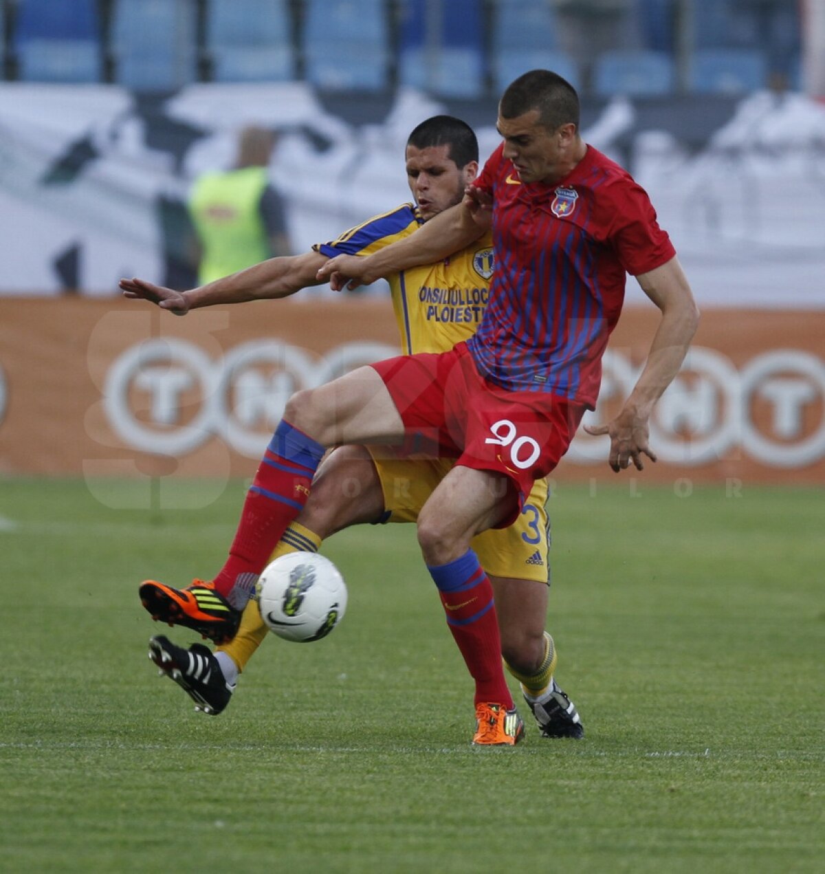 FOTO şi VIDEO Steaua - Petrolul 2-1 » Roş-albaştrii continuă cursa spre titlu